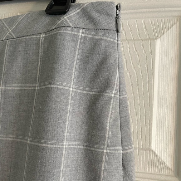 Banana Republic Below Knee Pencil Skirt in Gray (size 8) - Picture 4 of 8